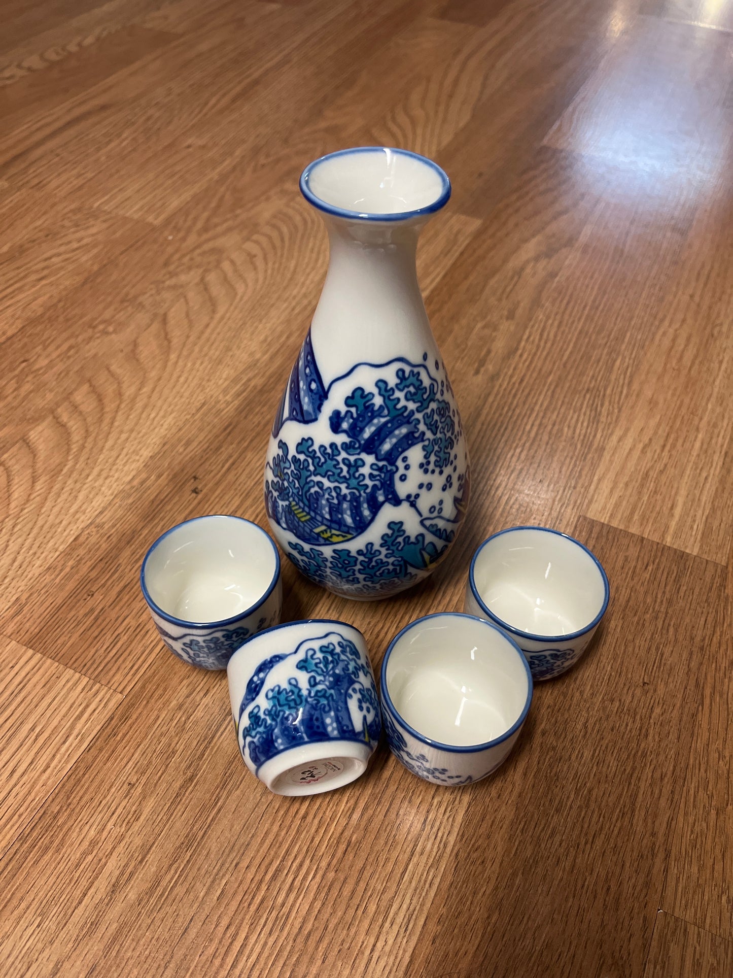 Great Wave Sake Bottle 4 Cups Set